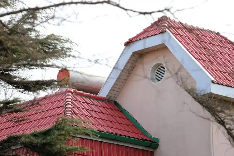 红瓦黄墙青岛特色建筑风格绿树林中一片红红绿相间