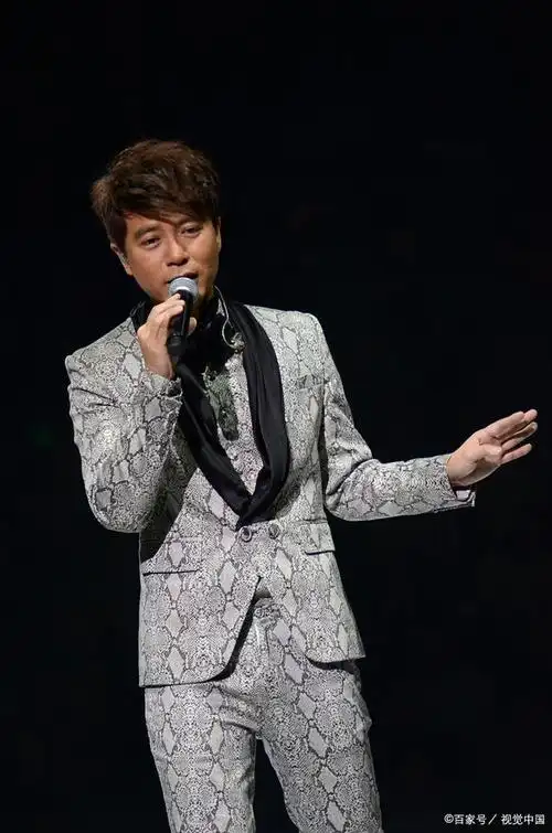 李克勤:被郭富城"挤"下天王之位,今53岁成为乐坛至尊