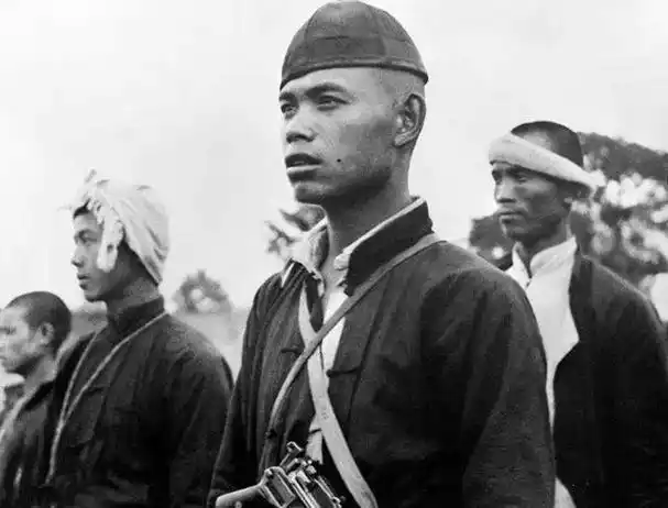 匪首残杀八路军排长手下阻拦他是我救命恩人杀不得