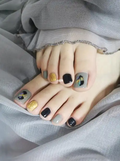 2021年的夏天深色系脚指甲