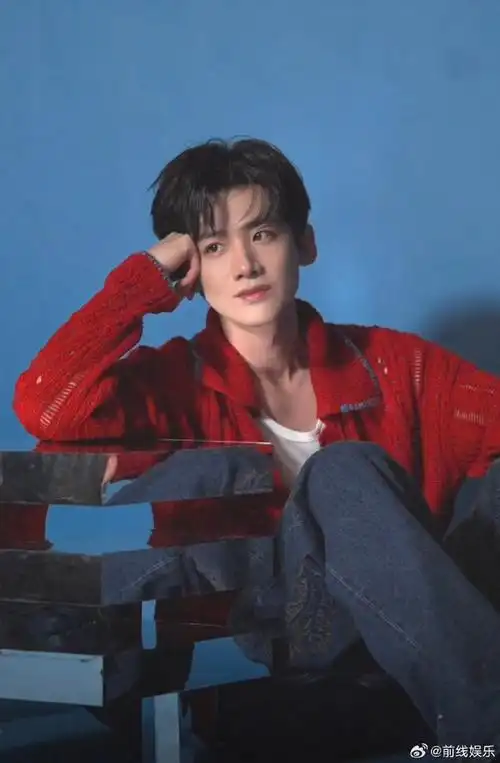 白敬亭红色针织开衫