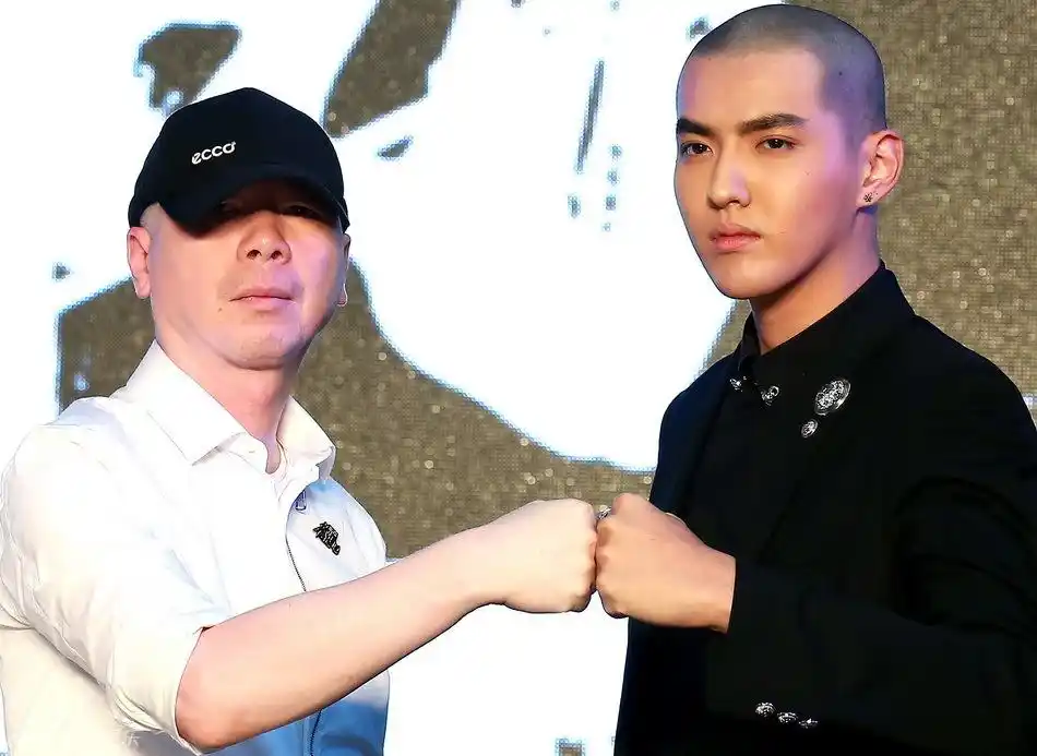 组图:《老炮儿》冯小刚摸吴亦凡光头_高清图集_新浪网