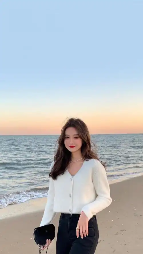高颜值小姐姐海边迷人写真
