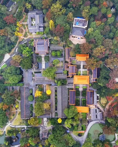 从高空俯瞰岳麓书院,纵深多进的院落,布局整齐对称的建筑物,在多彩的