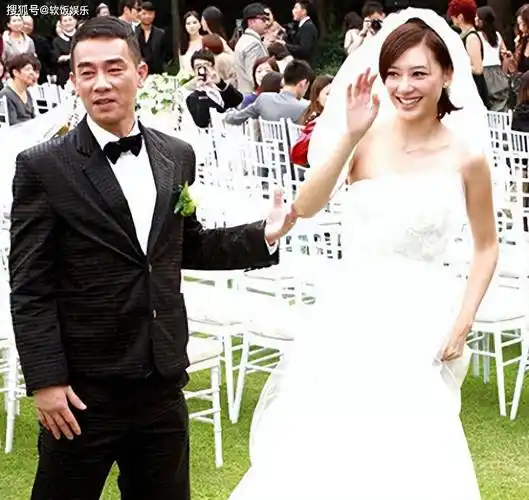 陈小春小16岁娇妻定居国外!