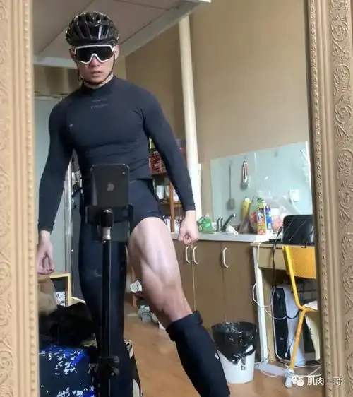 一般选手们的肌肉身材都差不了 公路自行车运动员更是如此 就拿小哥来