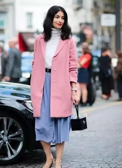 粉色款式的大衣穿在身上就自带减龄气息,衣服是简单的小翻领的款式,穿