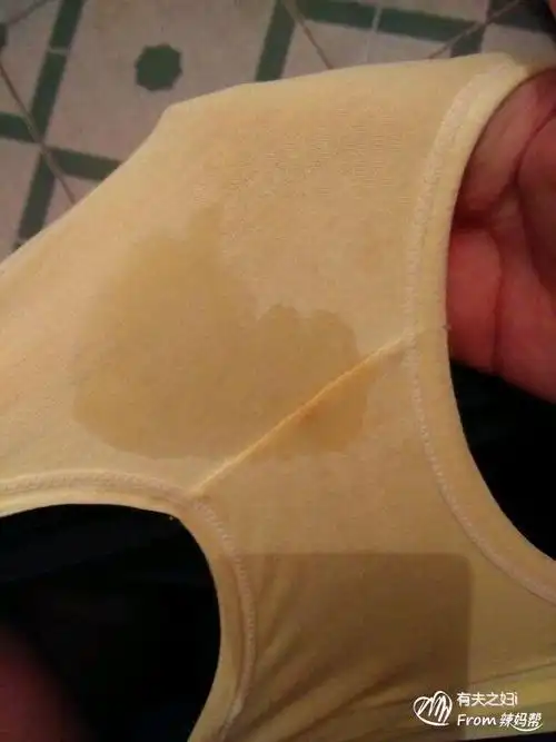 内裤上有黄渍的图片