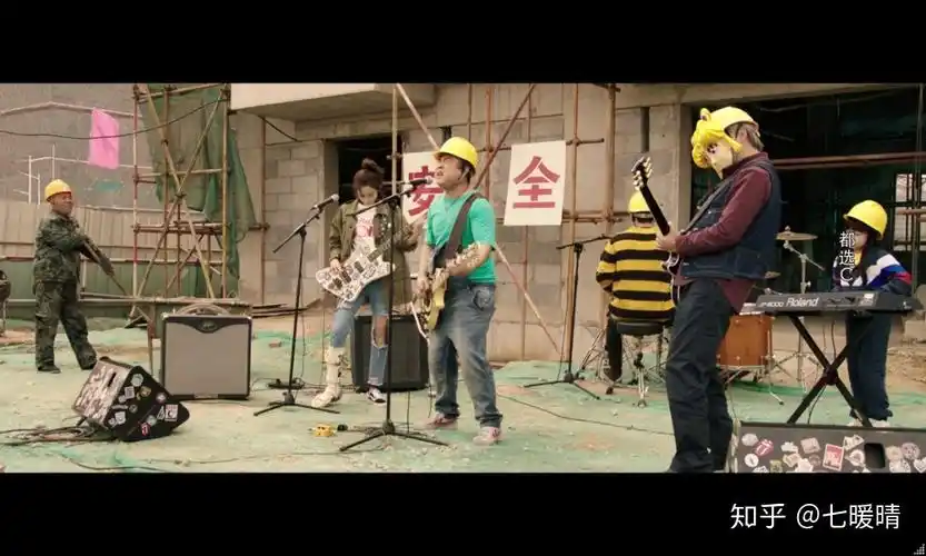 一个修车工人的主唱胡亮,一个失恋富二代的贝斯手丁建国,一个寻找爱人