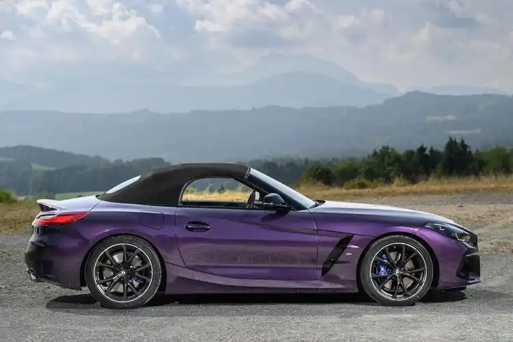 新款宝马z4敞篷跑车上市,提供2.0t和3.0t动力,售价49.39万元起