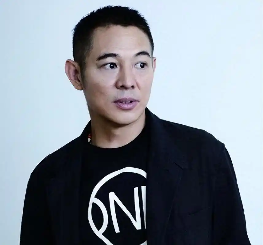 李连杰:改国籍背后的真相 李连杰加入美国国籍的决定,是为了让中国