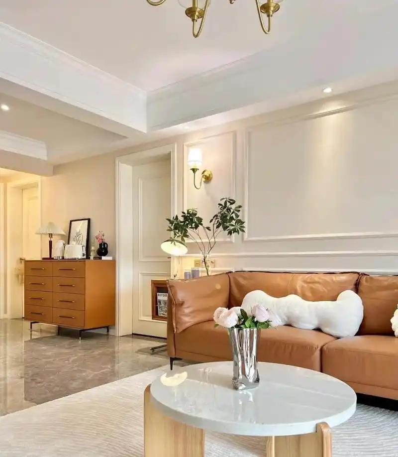 进门口买了一组实木的鞋柜,客厅餐厅走廊石膏板吊顶,加了筒灯.