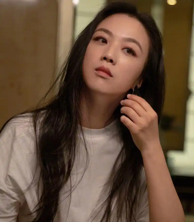 原创汤唯终于瘦了!全白造型高级简约,宽肩大骨架的缺陷被完美隐藏