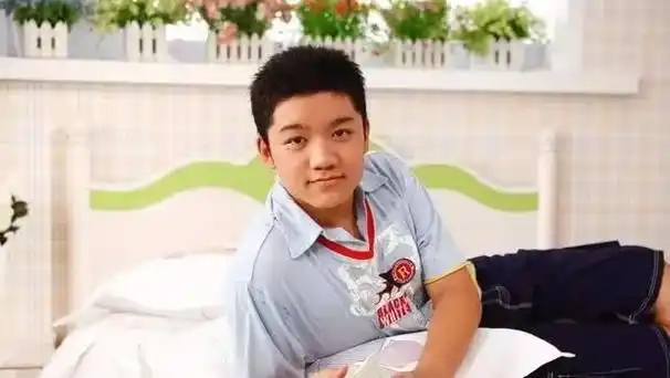 小雨尤浩然拍大片梳油头打麻将显憨厚跟小时候相差很大