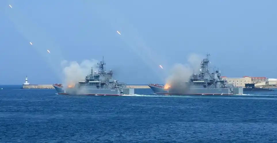 我军南海开始举行实弹演练布林肯罕见认怂中美开战将面临灾难