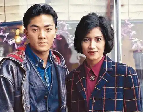 56岁郑伊健不复当年,发福憔悴让人认不出来,身家数亿膝下无子 _蒙嘉慧