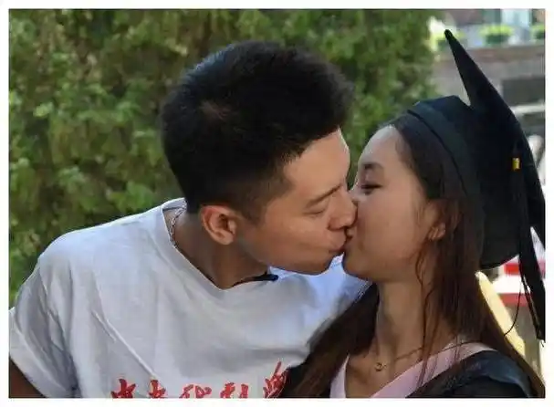 38岁李小萌穿泳衣潜泳首次挑战水下睁眼拍照王雷全程保驾护航