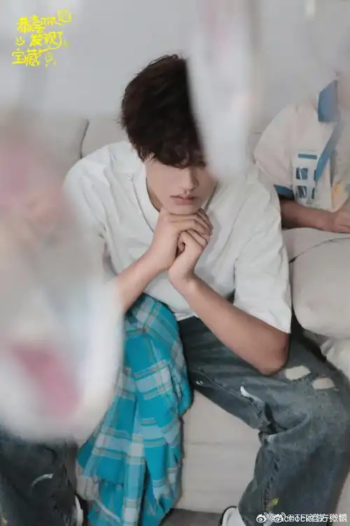 家族-张极宝贝上身我们的格子衬衫蓝色夏日清爽少年感穿搭立马get到了