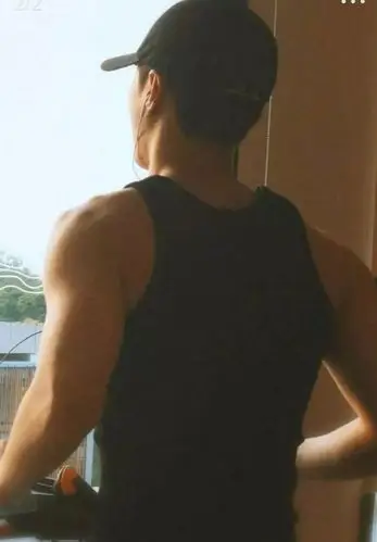 看看他们就知道了,男明星们最近迷上了举铁···_健身