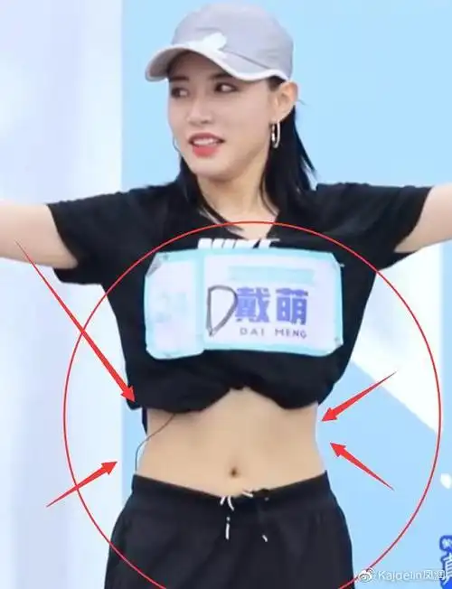 lisa向戴萌示范托举,镜头扫过马甲线,才明白选手和导师差距有多