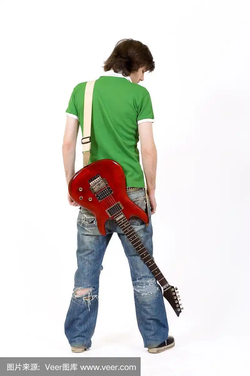背上背着电吉他的男人
