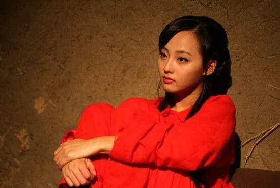 赵丽颖早年囚衣照贼可爱,张嘉倪穿出了淘宝棉麻风