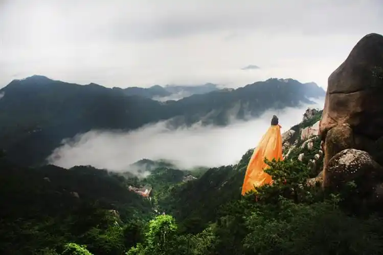 观音慈航  作品描述: 雨后放晴,观音峰前的观音石  拍摄地点: 九华山