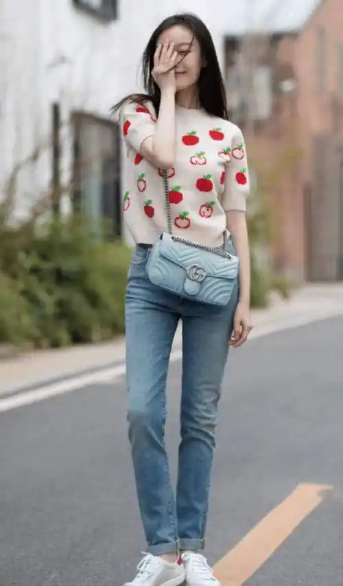 倪妮杂志封面曝光,复古羊毛卷优雅俏皮,演绎独特个性魅力