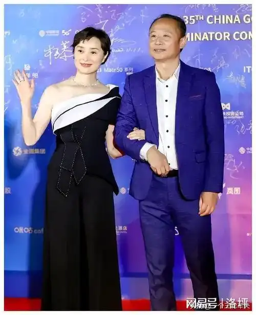 吴越探班赵文瑄,她素颜干净露出额头自信,男方白发苍苍变化大!