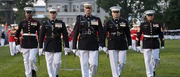 美国军人守卫领馆,这些军人不是陆军,不是普通的保安,都是海军陆战队