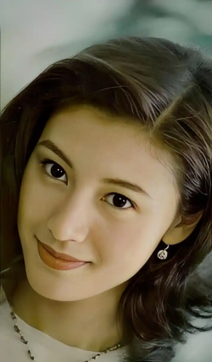 很多人会说,李嘉欣18岁就赢得了香港的选美冠军,被称为有史以来最美的