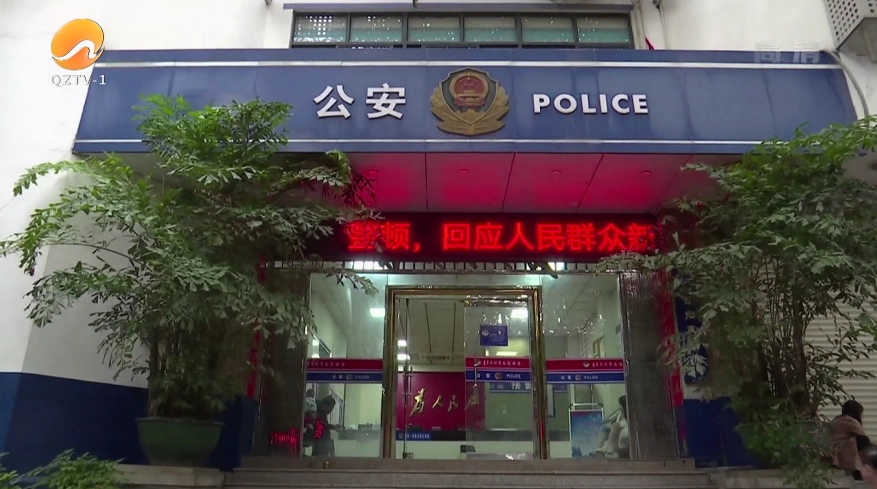 晋江市公安局青阳派出所民警 林鹏报完警,洪女士走出去派出所门口