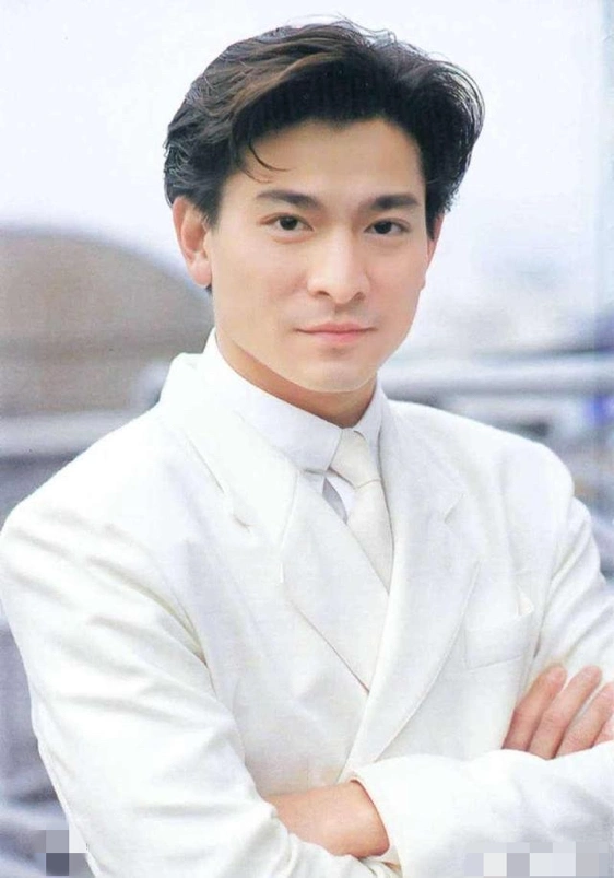 刘德华梳经典中分头,手插裤兜帅气似鲜肉!