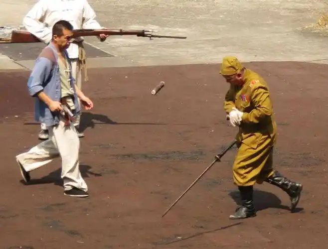 能有游乐园老板,坚持抗日题材消灭日本鬼子侵略者的演出,并持之以恒