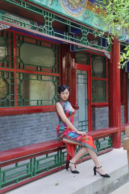 旗袍源于满族女性传统服装,在20世纪上半叶由民国汉族女性改进,由中华