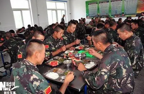 资料图:各级部队严格执行军委指示,此为解放军官兵在食堂就餐.