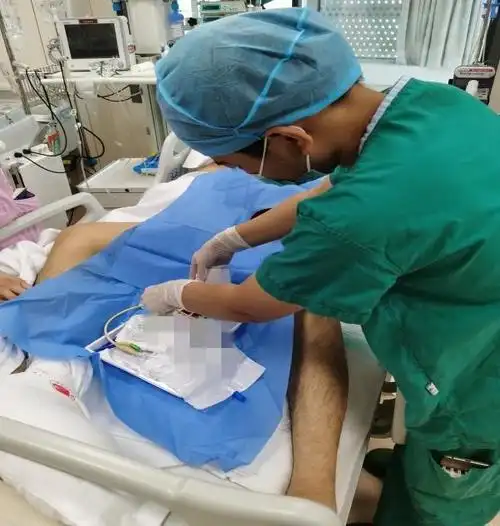 实习生进行留置导尿技术操作