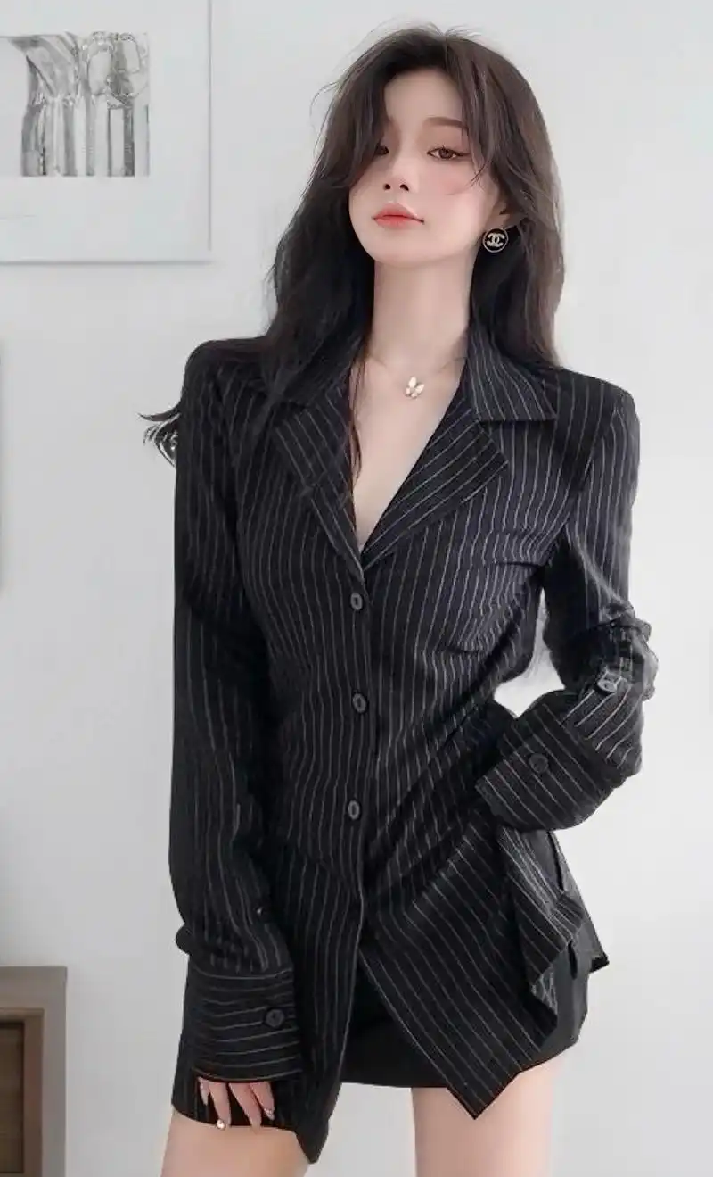 开春气质御姐男友风穿搭～#早春绝美穿搭 小众设计感条纹衬衫  - 抖音