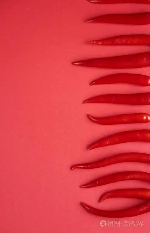 红辣椒红色背景上的热门视图