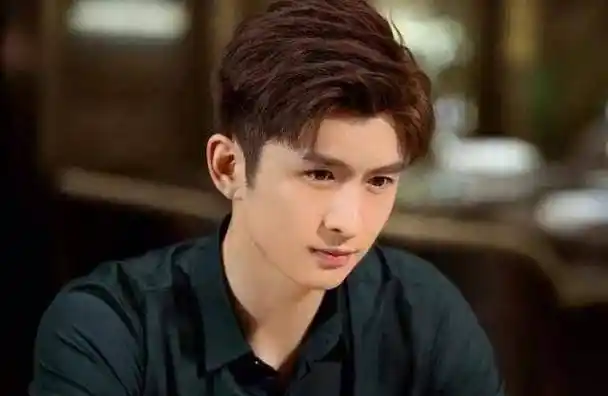 但很束手无措的一点是:张云龙集颜值与实力于一身,却迟迟不火,原因是