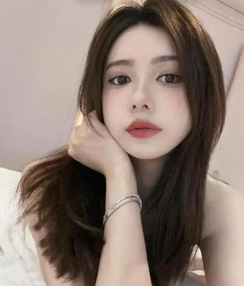 圆脸大眼睛翘鼻子,网友:不像父亲|网红|美女_网易订阅