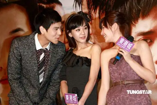 三人窃窃私语新浪娱乐讯 10月5日下午3时,台湾演员彭于晏,陈意涵及