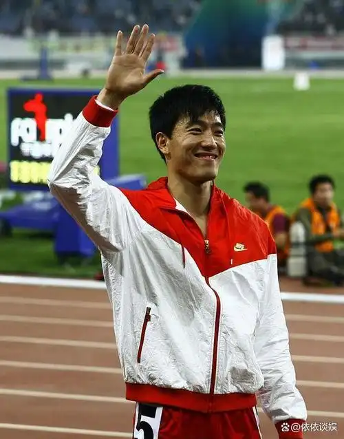 刘翔是中国体坛的传奇人物,他曾经在2004年雅典奥运会上夺得男子110米