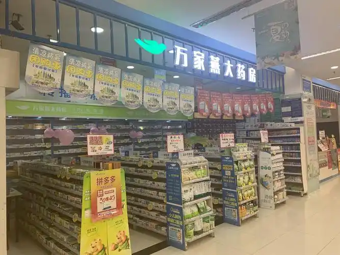 门头统一镂空一字眉,商户反映漏水较多,与门店沟通处理漏水问题,避免