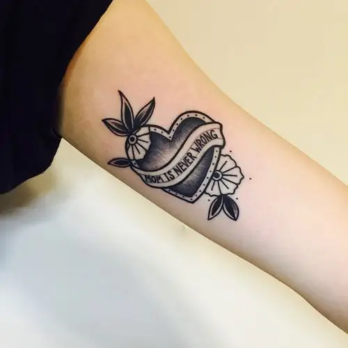 田小姐大臂oldschool爱心纹身图案