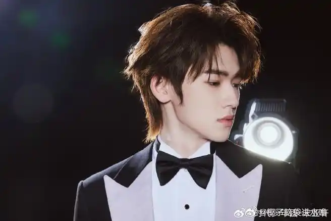 宋亚轩名利场上的小王子##宋亚轩小王子西装造型