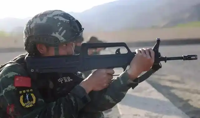 的持枪姿势,配套的枪械是没有小握把的95-1式,而不是有小握把的95式