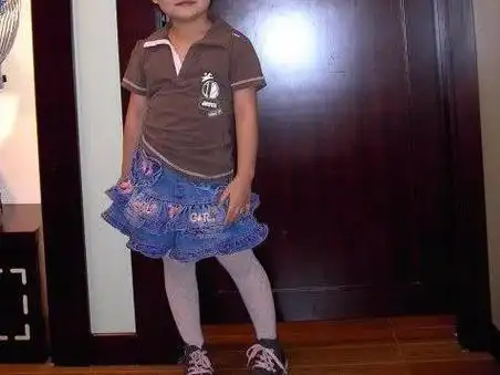 一个小男孩决定穿裙子去上学上完第一节课后老师怒骂了家长