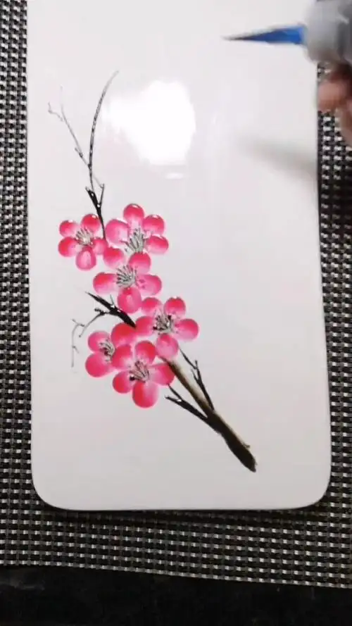 红色的梅花也可以用果酱画出来,这也是个小手艺