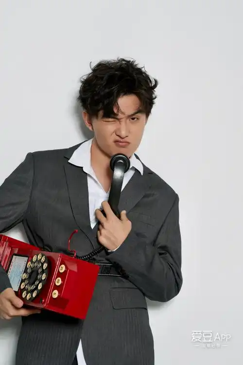 [消息]郑伟发布另类时尚写真 获评艺考"啦啦队队长"